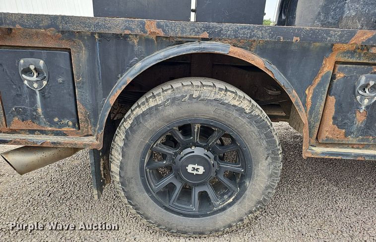 image for item DQ1147 2004 Ford F250 Super Duty Lariat  Crew Cab flatbed pickup truck