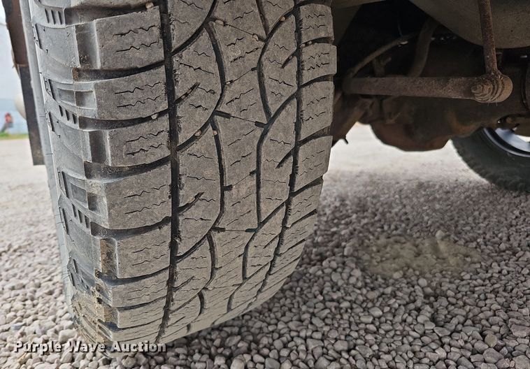 image for item DQ1147 2004 Ford F250 Super Duty Lariat  Crew Cab flatbed pickup truck