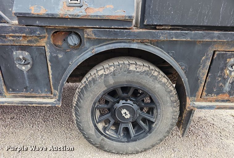 image for item DQ1147 2004 Ford F250 Super Duty Lariat  Crew Cab flatbed pickup truck