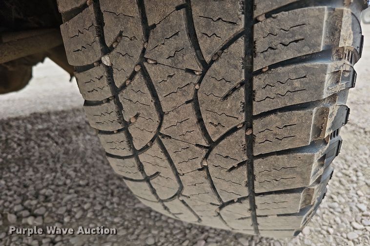 image for item DQ1147 2004 Ford F250 Super Duty Lariat  Crew Cab flatbed pickup truck