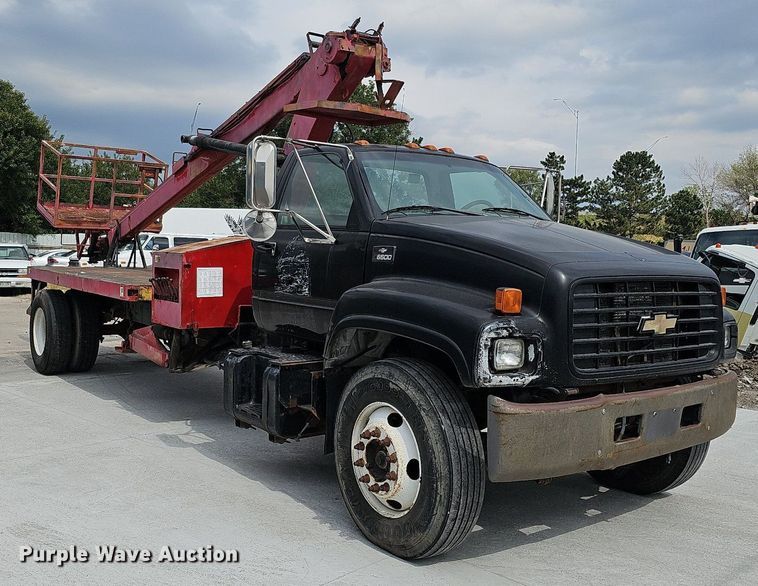 image for item DQ1153 2001  Chevrolet C6500  boom lift  truck