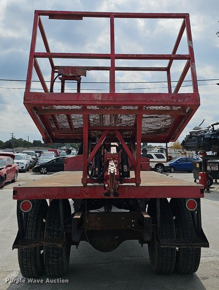 image for item DQ1153 2001  Chevrolet C6500  boom lift  truck