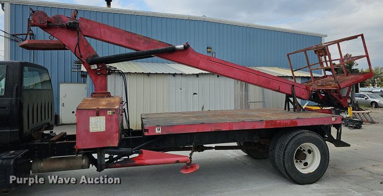 image for item DQ1153 2001  Chevrolet C6500  boom lift  truck