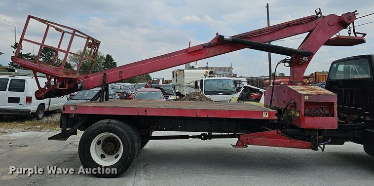 image for item DQ1153 2001  Chevrolet C6500  boom lift  truck