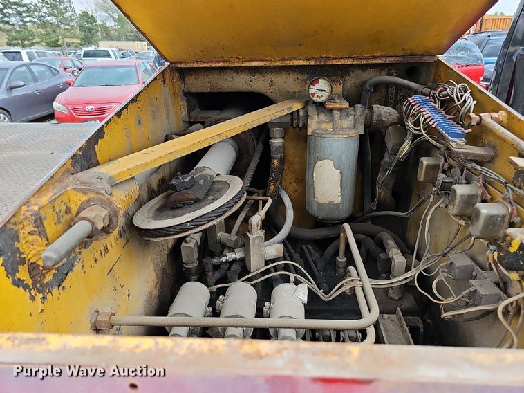 image for item DQ1153 2001  Chevrolet C6500  boom lift  truck