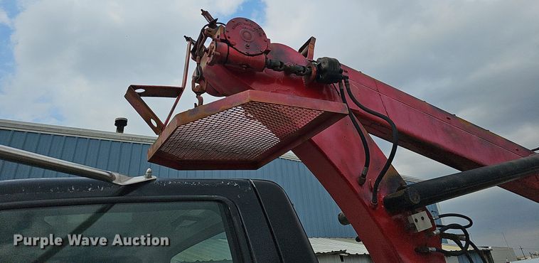 image for item DQ1153 2001  Chevrolet C6500  boom lift  truck