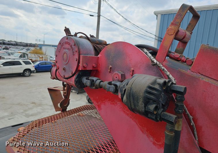 image for item DQ1153 2001  Chevrolet C6500  boom lift  truck