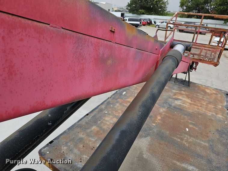 image for item DQ1153 2001  Chevrolet C6500  boom lift  truck