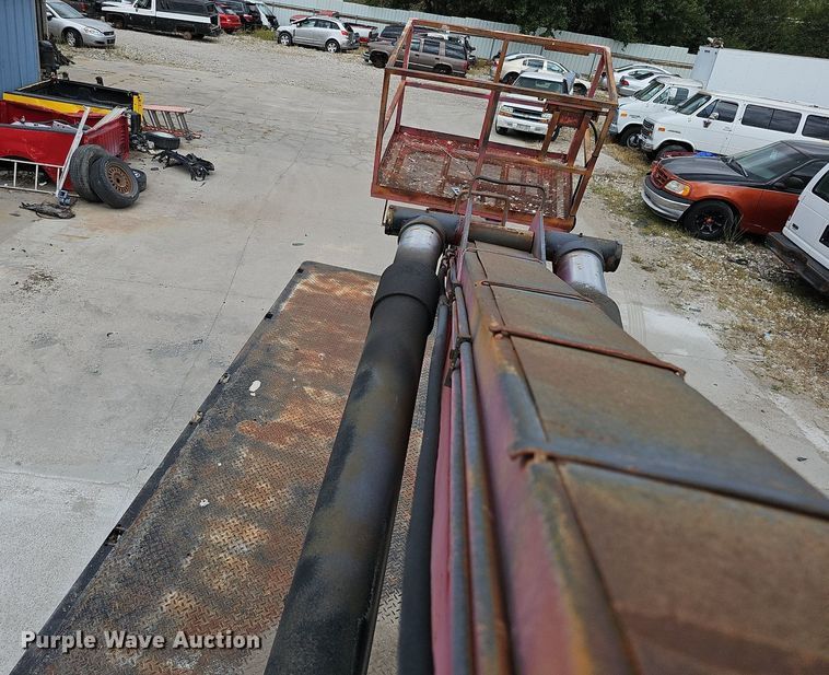 image for item DQ1153 2001  Chevrolet C6500  boom lift  truck