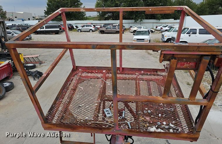 image for item DQ1153 2001  Chevrolet C6500  boom lift  truck