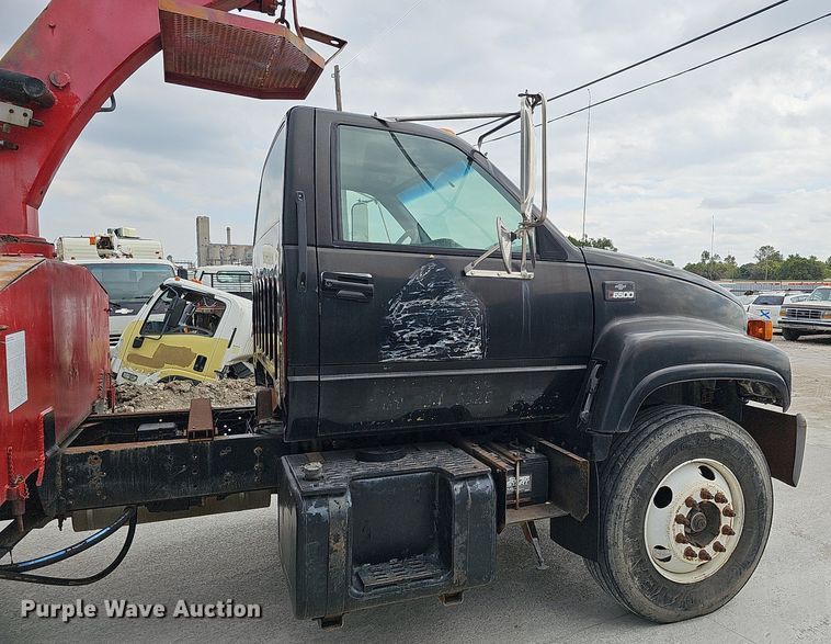 image for item DQ1153 2001  Chevrolet C6500  boom lift  truck