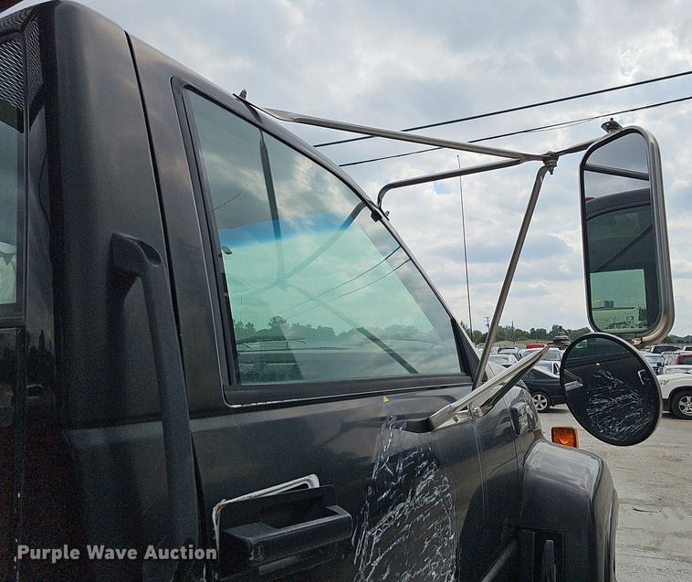 image for item DQ1153 2001  Chevrolet C6500  boom lift  truck