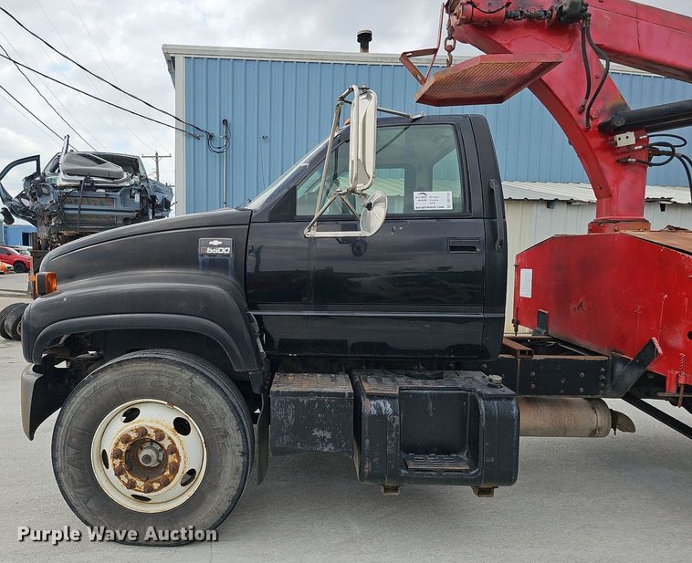 image for item DQ1153 2001  Chevrolet C6500  boom lift  truck