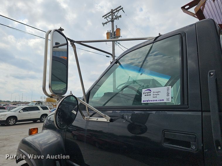 image for item DQ1153 2001  Chevrolet C6500  boom lift  truck