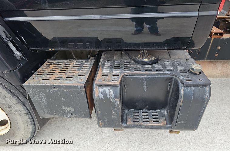 image for item DQ1153 2001  Chevrolet C6500  boom lift  truck