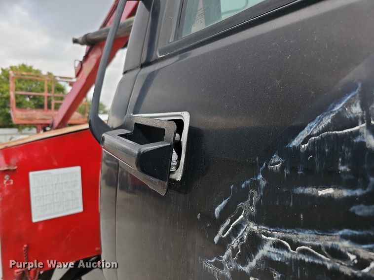 image for item DQ1153 2001  Chevrolet C6500  boom lift  truck