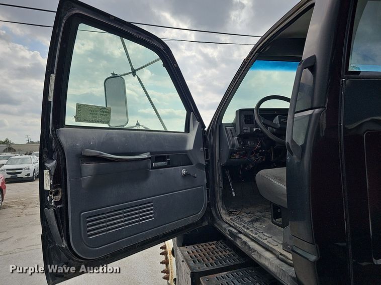 image for item DQ1153 2001  Chevrolet C6500  boom lift  truck