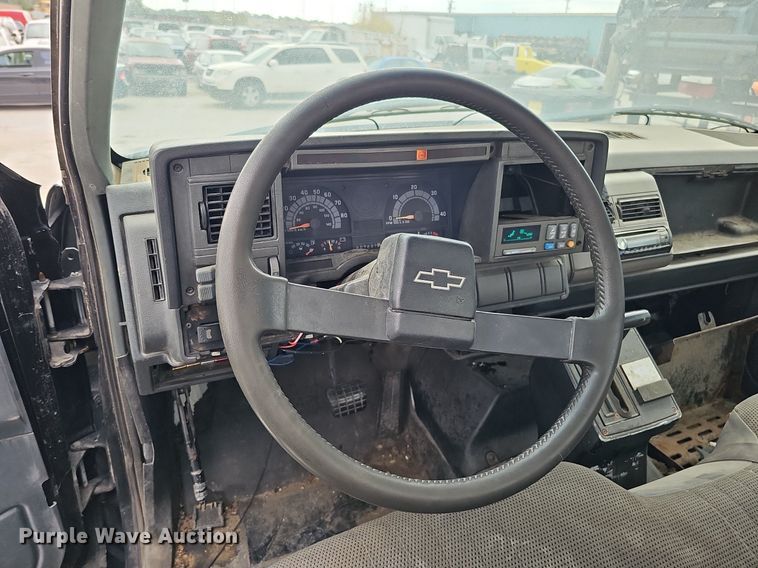 image for item DQ1153 2001  Chevrolet C6500  boom lift  truck