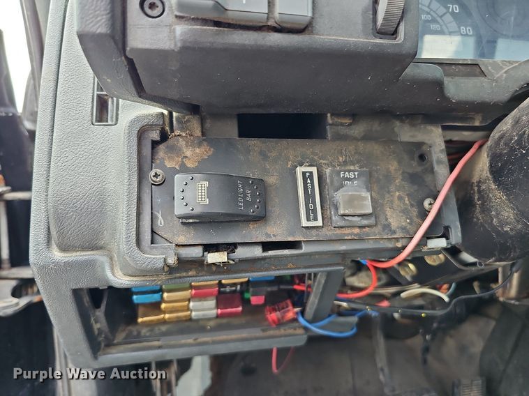 image for item DQ1153 2001  Chevrolet C6500  boom lift  truck