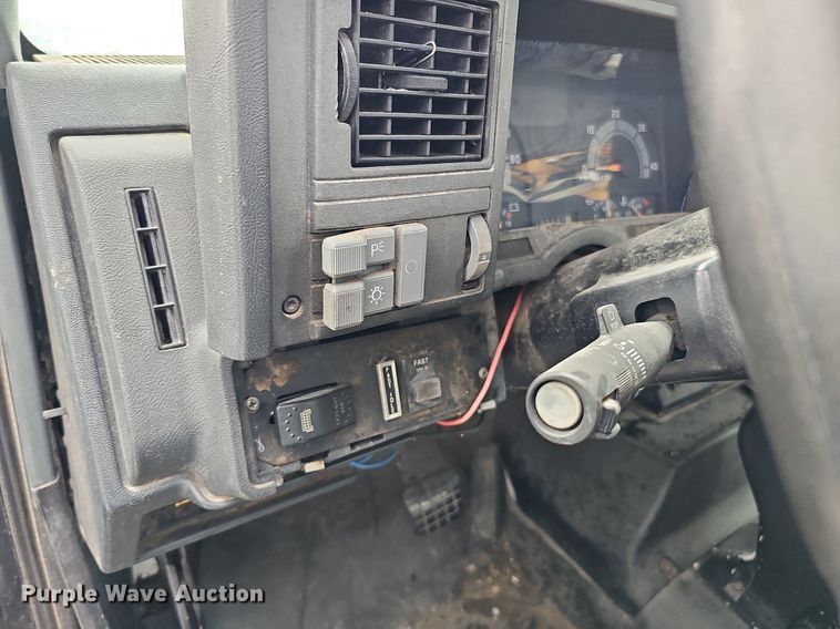 image for item DQ1153 2001  Chevrolet C6500  boom lift  truck