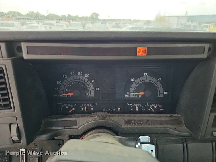 image for item DQ1153 2001  Chevrolet C6500  boom lift  truck