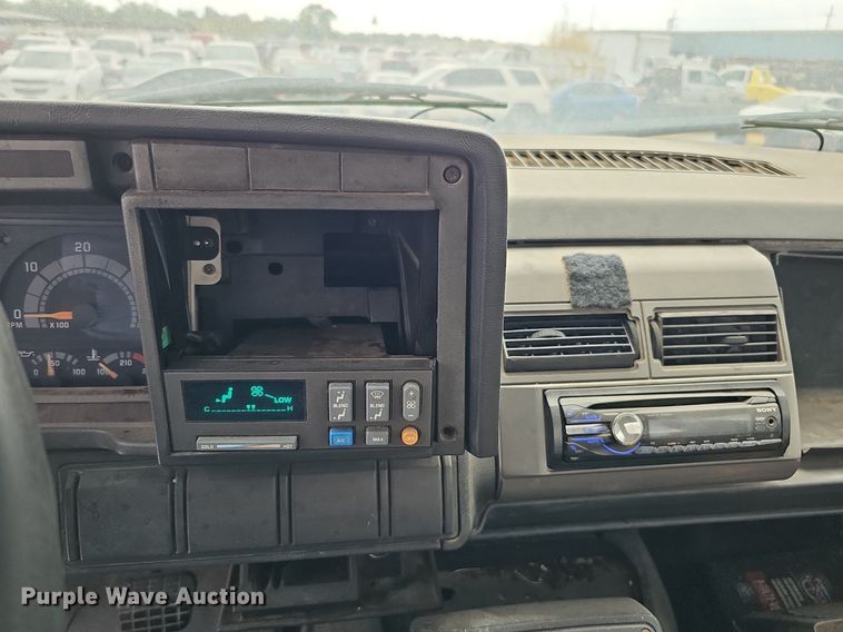 image for item DQ1153 2001  Chevrolet C6500  boom lift  truck