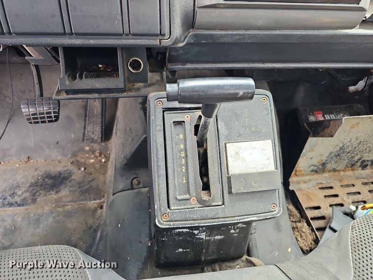 image for item DQ1153 2001  Chevrolet C6500  boom lift  truck