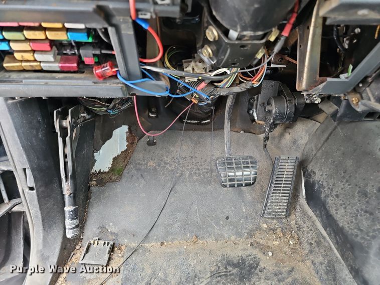 image for item DQ1153 2001  Chevrolet C6500  boom lift  truck