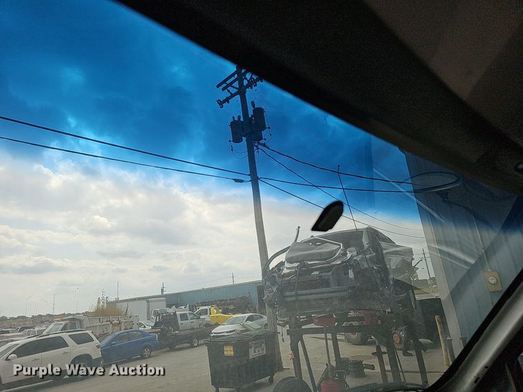 image for item DQ1153 2001  Chevrolet C6500  boom lift  truck