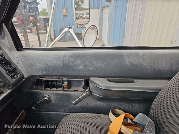 image for item DQ1153 2001  Chevrolet C6500  boom lift  truck