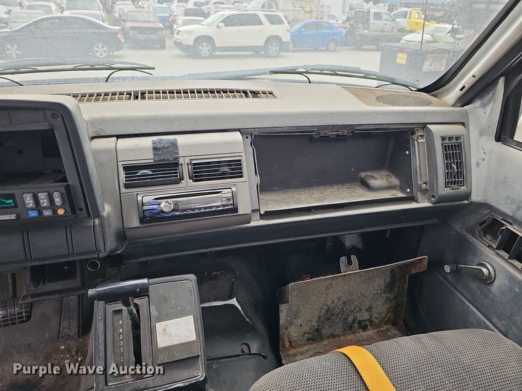 image for item DQ1153 2001  Chevrolet C6500  boom lift  truck