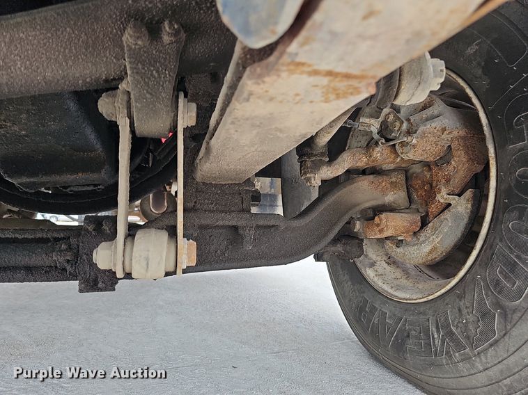 image for item DQ1153 2001  Chevrolet C6500  boom lift  truck