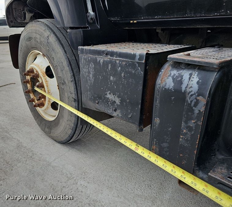 image for item DQ1153 2001  Chevrolet C6500  boom lift  truck