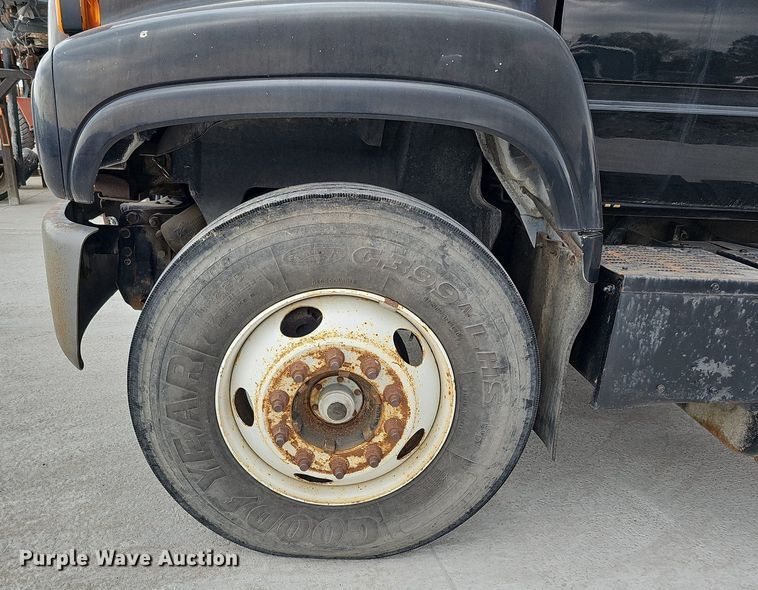 image for item DQ1153 2001  Chevrolet C6500  boom lift  truck