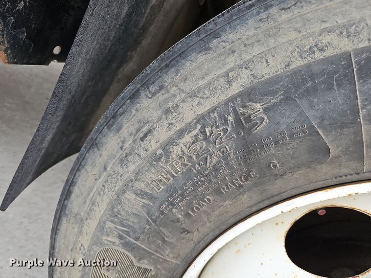 image for item DQ1153 2001  Chevrolet C6500  boom lift  truck