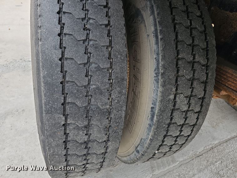 image for item DQ1153 2001  Chevrolet C6500  boom lift  truck