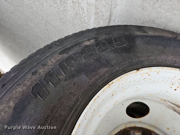 image for item DQ1153 2001  Chevrolet C6500  boom lift  truck