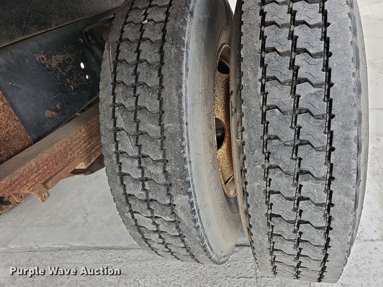 image for item DQ1153 2001  Chevrolet C6500  boom lift  truck