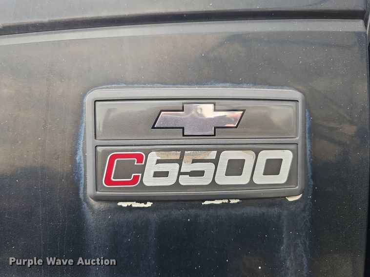 image for item DQ1153 2001  Chevrolet C6500  boom lift  truck