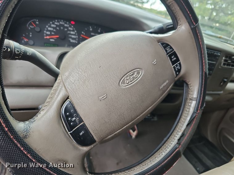 image for item DQ1163 2002 Ford F250 Super Duty Lariat  Crew Cab pickup truck