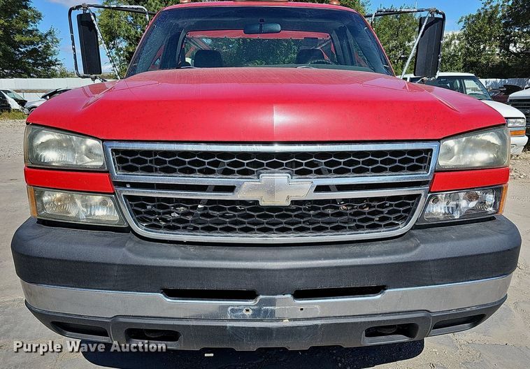 image for item DQ1172 2007 Chevrolet Silverado 3500  utility bed pickup truck