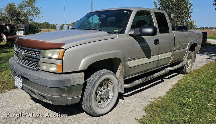 image for item DQ1184 2005 Chevrolet Silverado 2500HD  Ext. Cab pickup truck