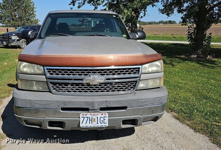 image for item DQ1184 2005 Chevrolet Silverado 2500HD  Ext. Cab pickup truck