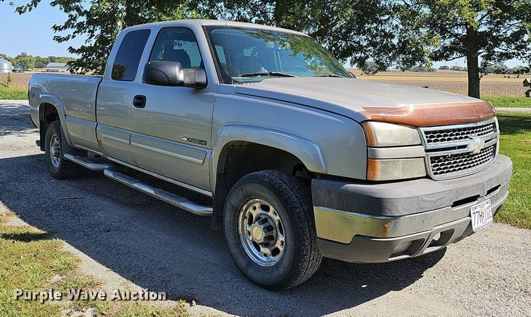 image for item DQ1184 2005 Chevrolet Silverado 2500HD  Ext. Cab pickup truck