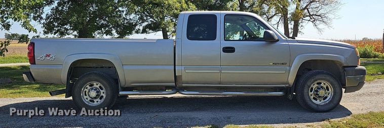 image for item DQ1184 2005 Chevrolet Silverado 2500HD  Ext. Cab pickup truck
