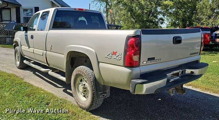 image for item DQ1184 2005 Chevrolet Silverado 2500HD  Ext. Cab pickup truck