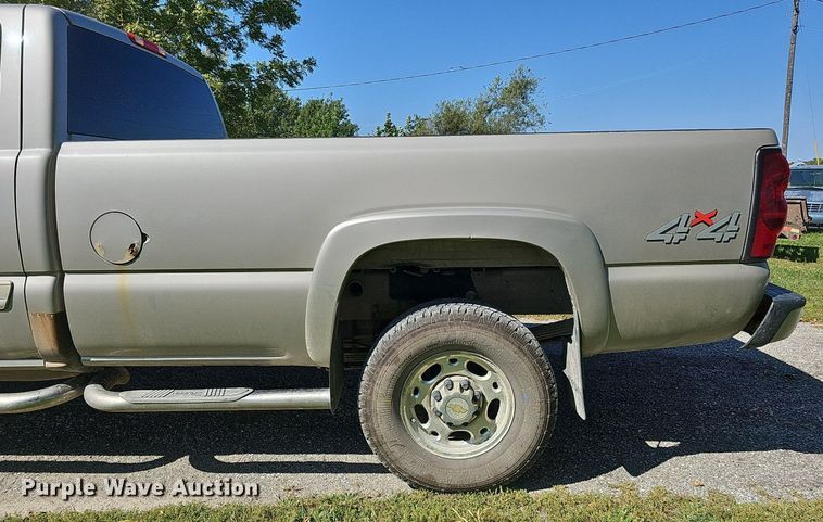 image for item DQ1184 2005 Chevrolet Silverado 2500HD  Ext. Cab pickup truck