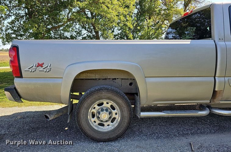 image for item DQ1184 2005 Chevrolet Silverado 2500HD  Ext. Cab pickup truck
