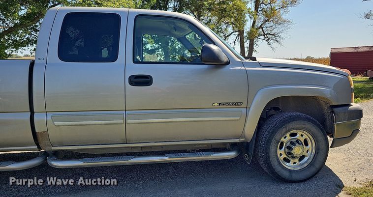image for item DQ1184 2005 Chevrolet Silverado 2500HD  Ext. Cab pickup truck