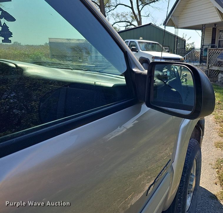 image for item DQ1184 2005 Chevrolet Silverado 2500HD  Ext. Cab pickup truck